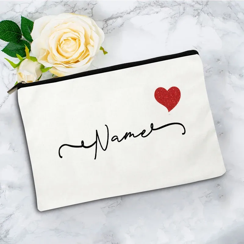 trousse de maquillage personnalisée avec nom en forme de cœur, sac de rangement pour articles de toilette pour femme, trousse à cosmétiques, cadeau de fête pour enseignant