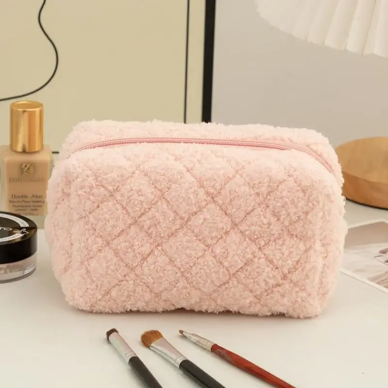 trousse de maquillage douce en peluche avec poignée intégrée ; motif cœur adorable ; rangement cosmétique portable de voyage, trousse à crayons et pochette organisateur.
