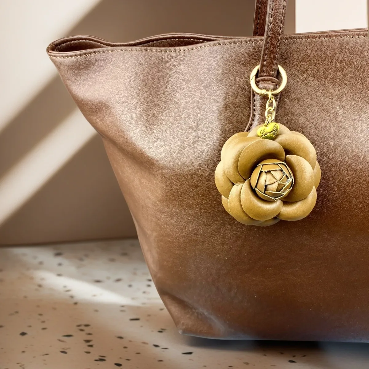 porte-clés élégant en cuir pu avec camélia, pendentif floral pour sac à dos, sac à main, breloque florale, cadeau pour femme, décoration esthétique