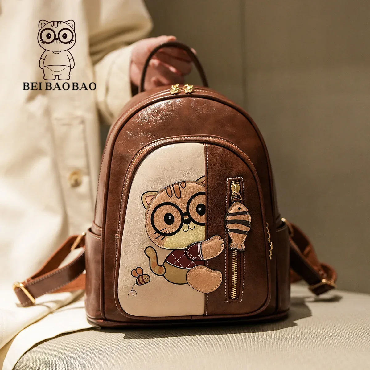 sac dos cuir verno marron beige blanc chat lunettes poisson preppy cadre interne compartiment ordinateur portable ceinture coussin air jacquard
