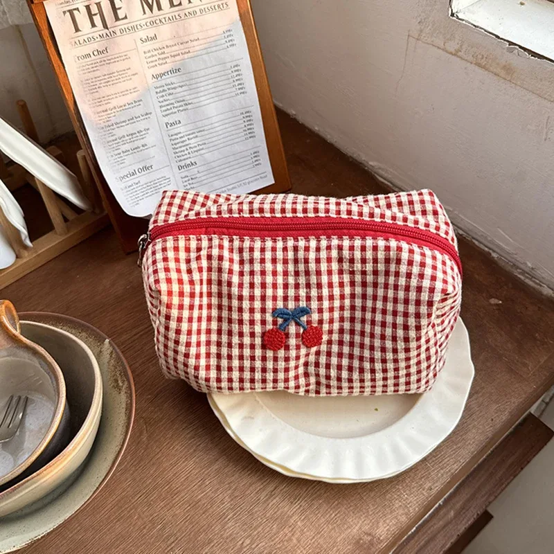 pochette de maquillage en coton à carreaux avec broderie cerise, sac de rangement cosmétique portable pour voyage, organiseur de toilette multifonctionnel