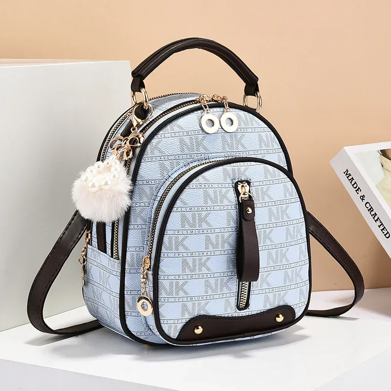 sac dos cuir similicuir vert motif géométrique pomponne métallique bandoulière amovible compartiment intérieur fermeture éclair polyvalent voyage