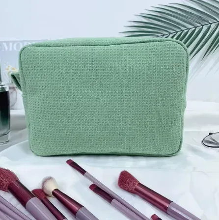 trousse de toilette personnalisée en tissu gaufré : pochette de toilette monogrammée | organisateur de voyage avec nom brodé | cadeau pour une future mariée