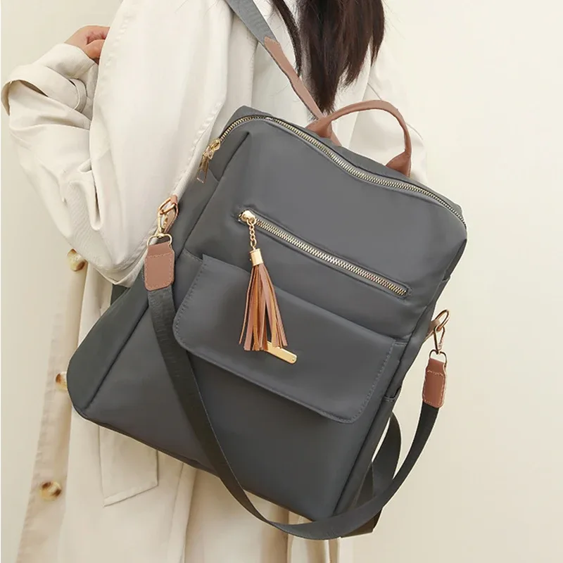 sac à dos chic et élégant multicolore avec détail pompon, sangle réglable, léger pour un usage quotidien, sac décontracté, fonctionnel et tendance