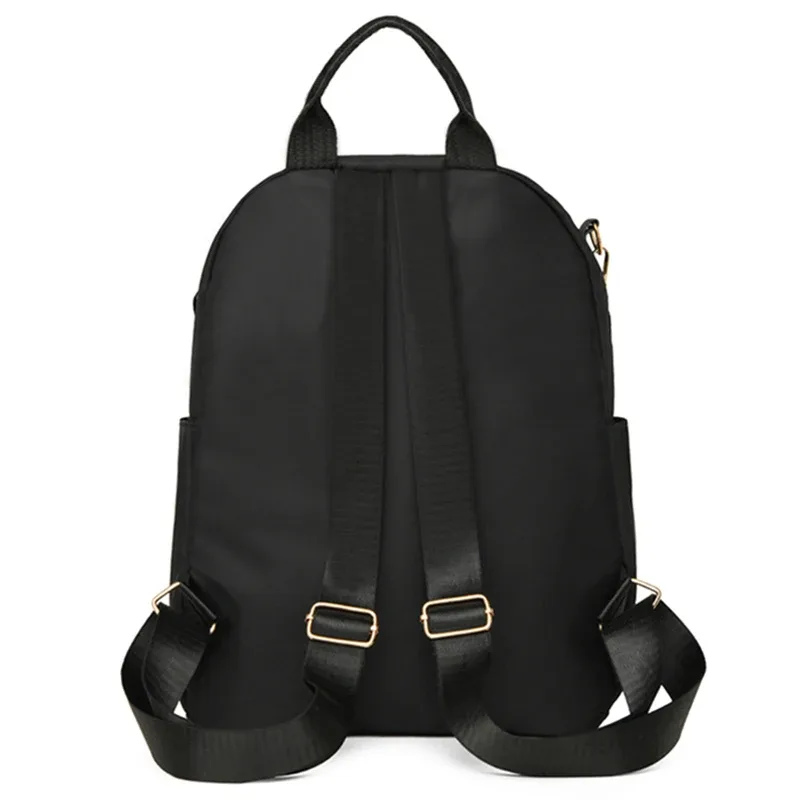 sac à dos élégant en nylon matelassé pour femmes, sac à dos avec quincaillerie dorée, sac à bandoulière multi-emplacements pour les activités de voyage et de shopping décontractées