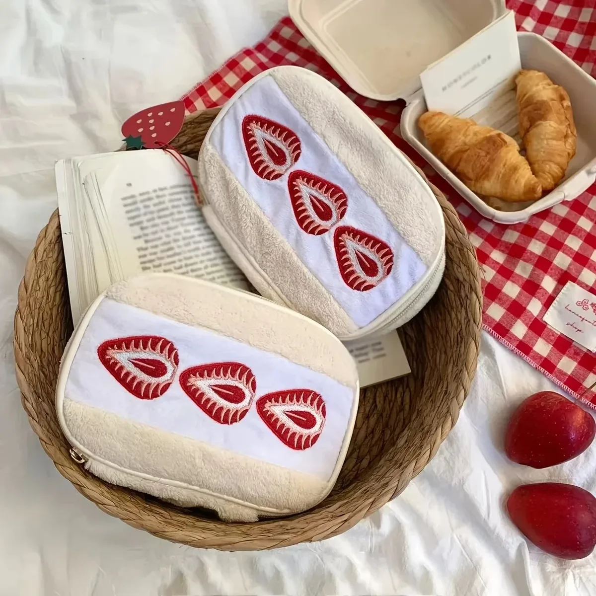 nouvelle trousse de maquillage brodée fraise avec doublure à carreaux, pochette cosmétique portable, sac brodé mignon de style coréen pour le voyage