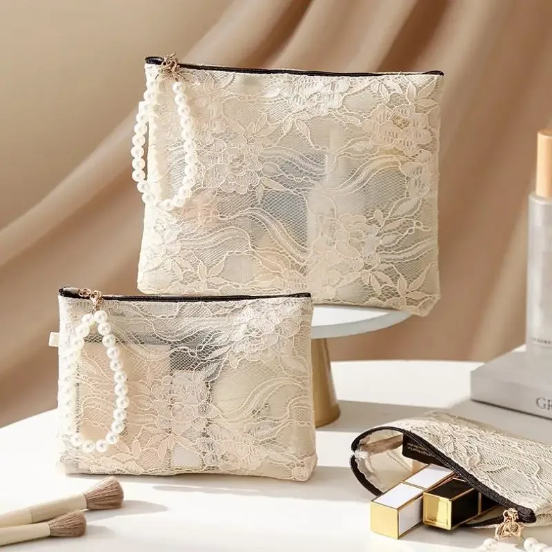 pochette de maquillage en dentelle avec bracelet de poignet en perles, design semi-transparent, pochette cosmétique pour le rangement quotidien et les voyages.
