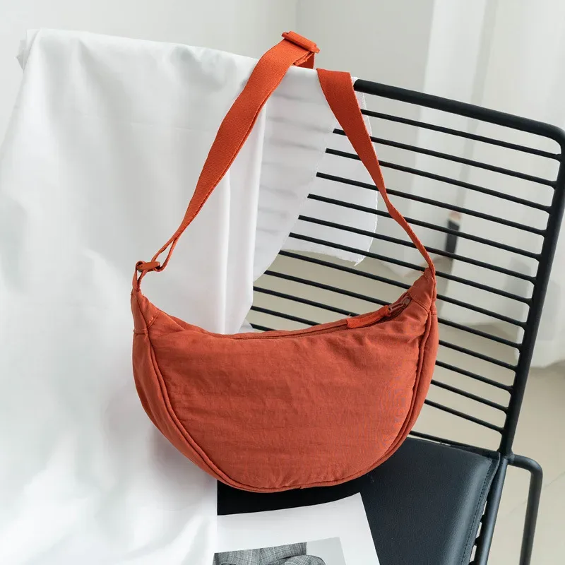 sac bandoulière polyvalent en nylon léger, durable et élégant, disponible en plus de 20 couleurs vibrantes pour un usage quotidien, les voyages et les sorties.