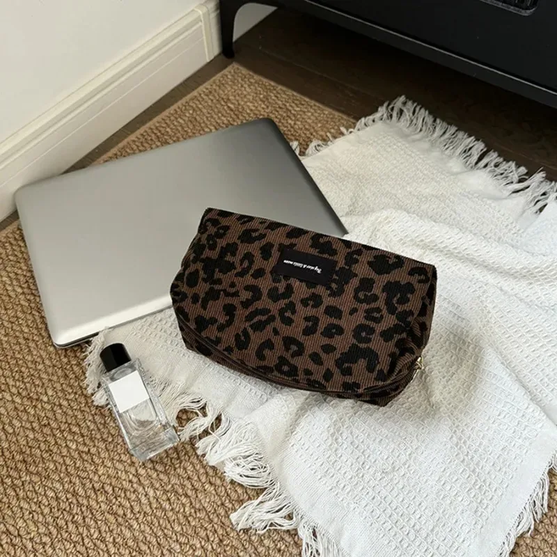 trousse de maquillage unique à imprimé léopard • pochette de rangement pour maquillage grande capacité • trousse organisatrice pour rouges à lèvres