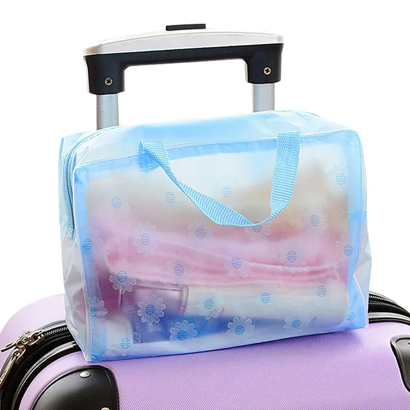 trousse toilette pvc transparent fleur blanche bleu poignée roue format petite valise voyage cosmétique maquillage
