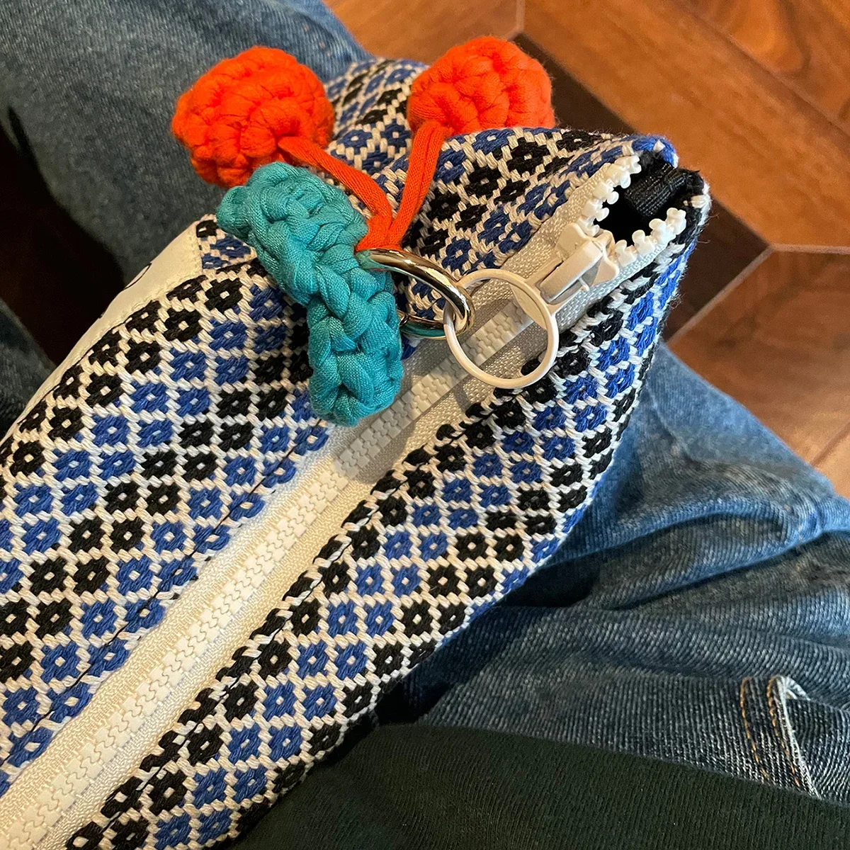 trousse de maquillage à motif géométrique bleu, sac à main de grande capacité, décoration de patch de lettre, aucun sac cosmétique suspendu