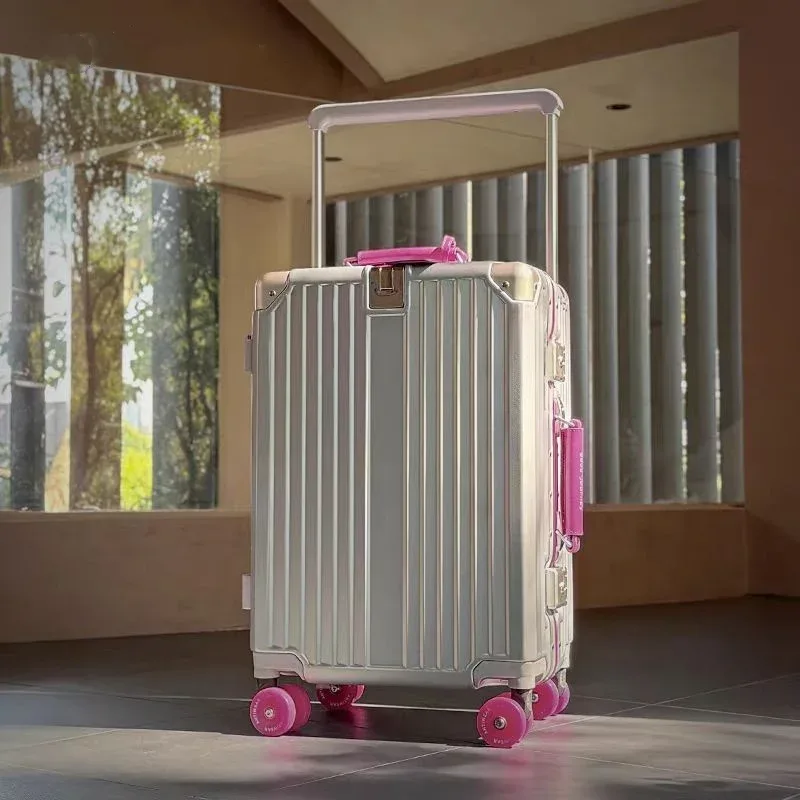 valise pc aluminium roues pivotantes silencieuses serrure tsa compartiments internes couleur noire ligne dorée grande capacité voyage