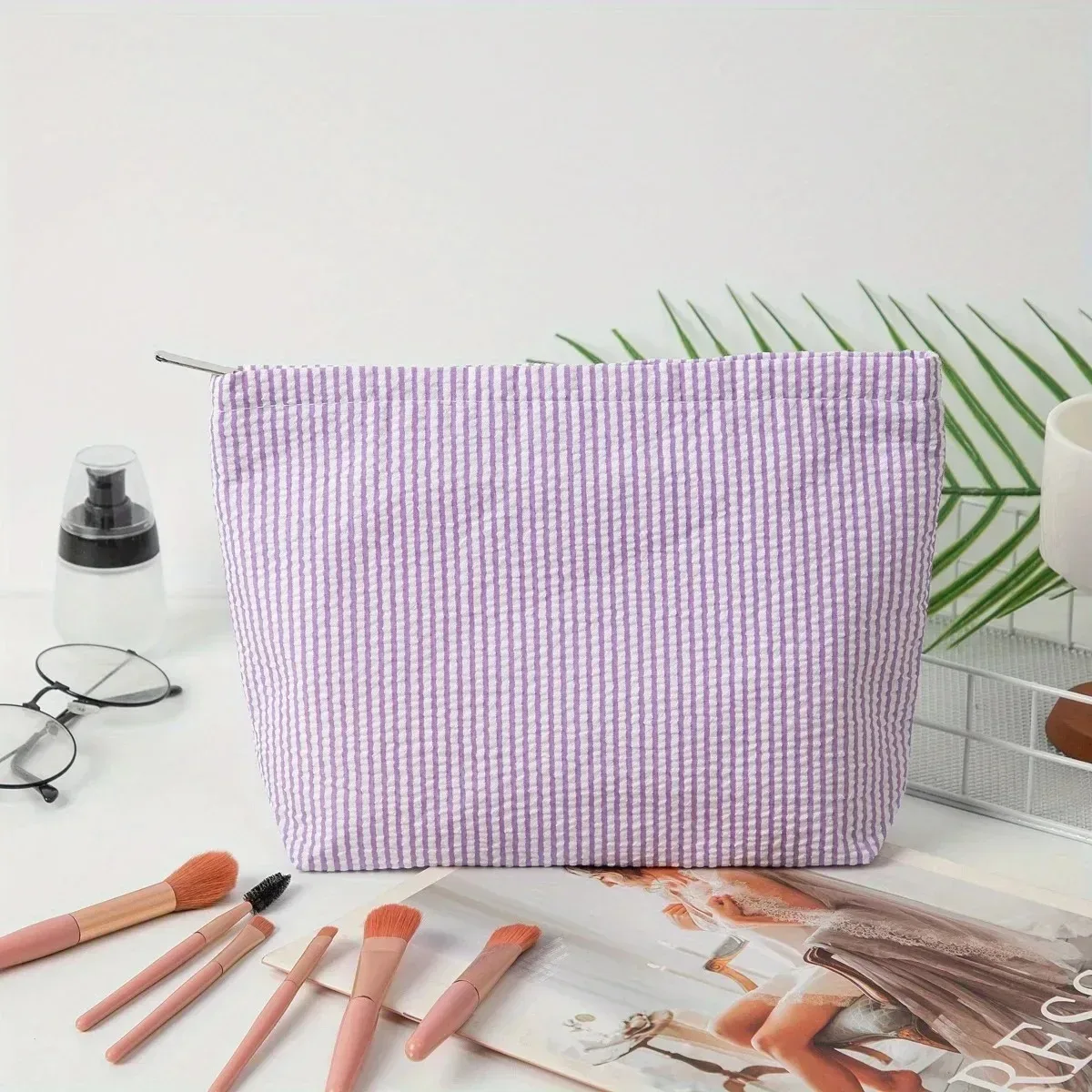 pochette de toilette brodée personnalisée à rayures, idéale pour le rangement des articles de beauté quotidiens, cadeau parfait pour les fêtes