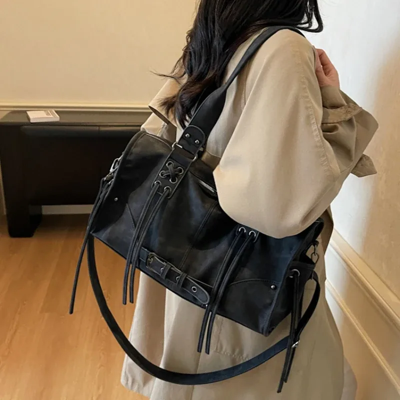 sac à main de moto rétro pour femmes, design à pompon, sac d'oreiller à bandoulière haut de gamme, tendance, grande capacité, sac sous les bras pour femmes