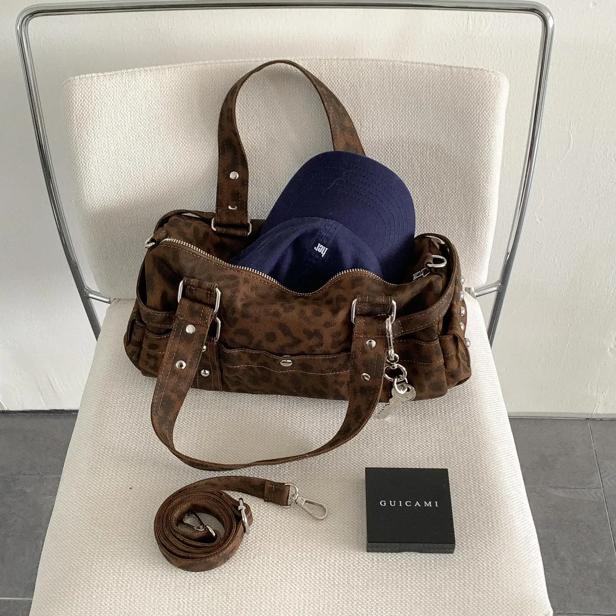 sac à main vintage léopard à rivets, sacoche boston décontractée en forme de baril pour femme, sac à bandoulière, fourre-tout tendance pour dames
