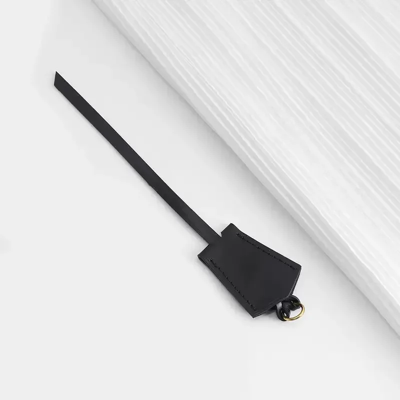 étiquette bagage cuir noir accents rouges dorés poignée amovible rabat décoratif billet voyage style croisière voyage identité