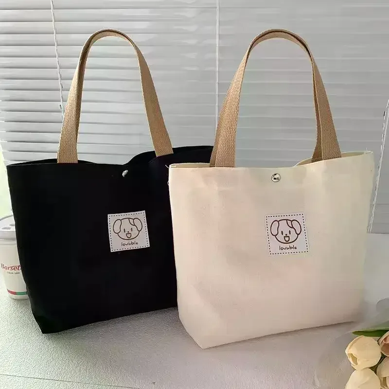les sacs fourre-tout en toile et les sacs bandoulière en toile sont parfaits pour transporter des fournitures scolaires ou pour les voyages.