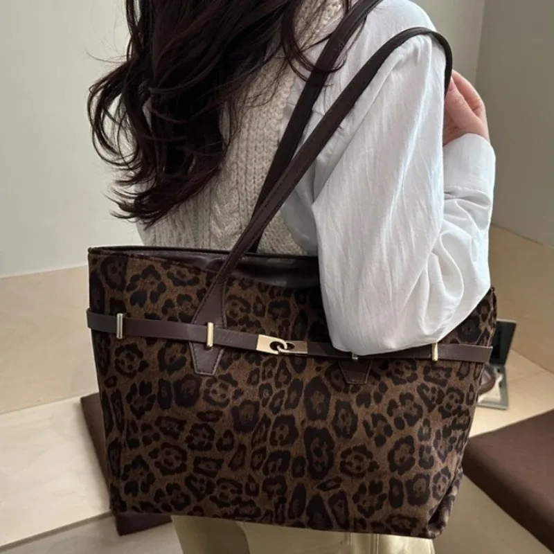 sacs fourre-tout à bandoulière imprimé léopard avec garniture en similicuir marron et détail de fermoir doré, sacs à main spacieux pour femmes, pour le travail et l'usage quotidien