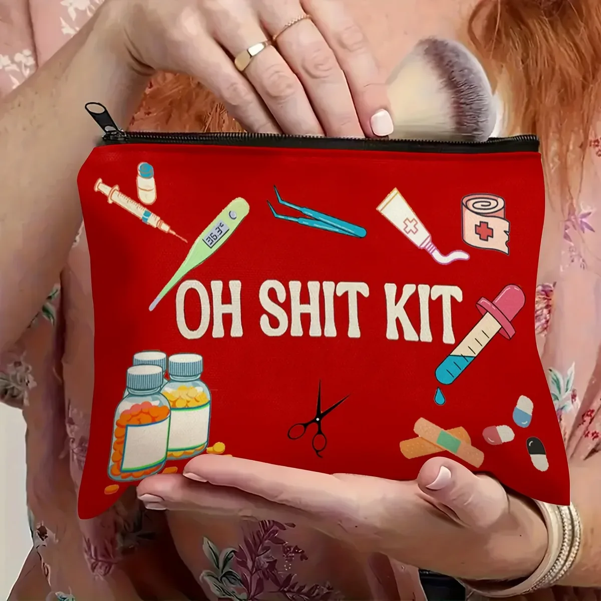 trousse polyester rouge motifs humoristiques poche maquillage voyage santé soins cosmétiques pochette medicale bandages thermomètres pilules seringues