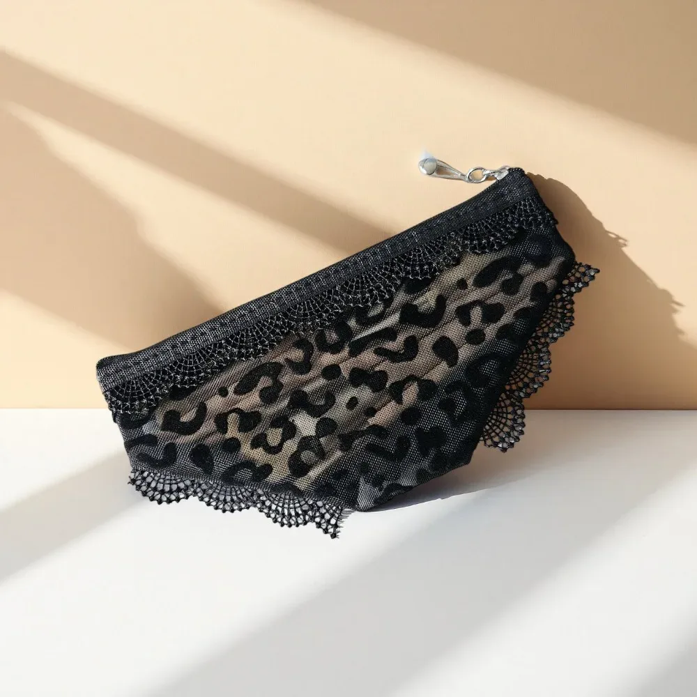 pochette de maquillage chic en forme de culotte à imprimé léopard, avec fermeture éclair, sac cosmétique portable en maille, pochette de rangement transparente ornée de dentelle, idéale pour les voyages.
