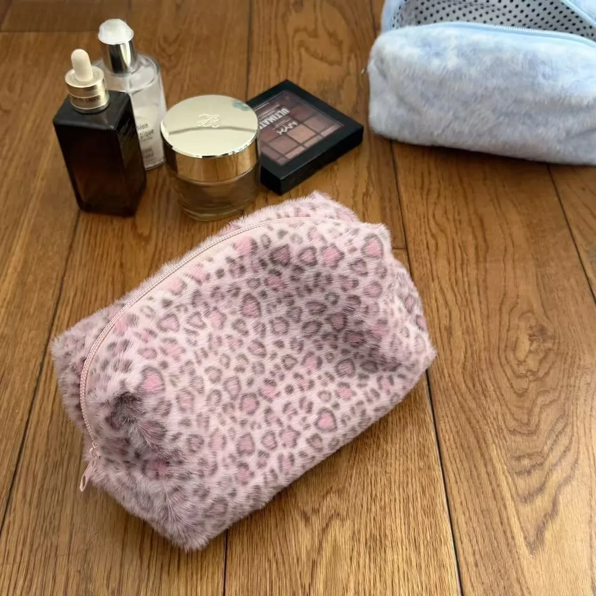 trousse toilette plush imprimé léopard rose beige motif léopard bleu clair voyage cosmétiques maquillage sac peluche