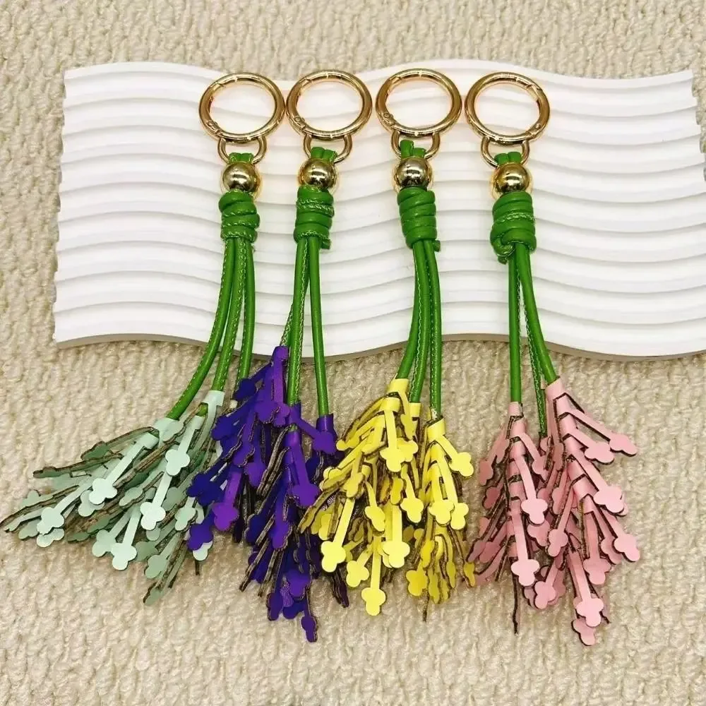 pendentif porte clé bouquet fleurs violettes nuances bleu rose anneau mété doré accessoire voyage léger
