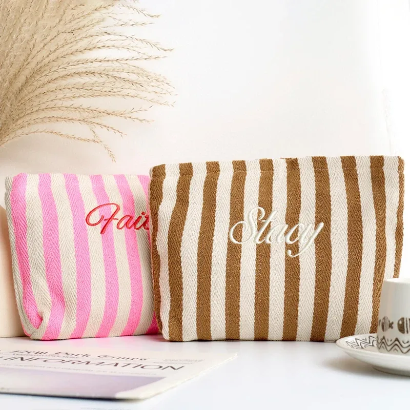 sac de maquillage coloré brodé personnalisé avec monogramme pour femme, pochette de toilette rayée pastel, cadeau evjf pour la douche nuptiale