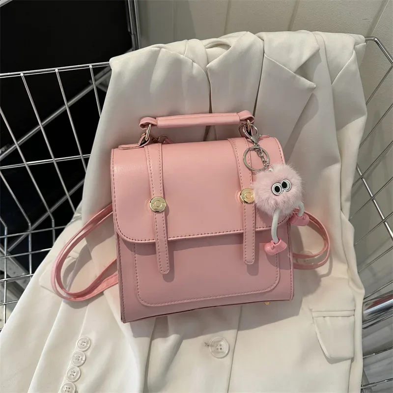 sac à dos décontracté vintage en similicuir avec breloque en peluche mignonne, sac à bandoulière rétro à rabat avec poignée supérieure pour femme, idéal pour les trajets quotidiens