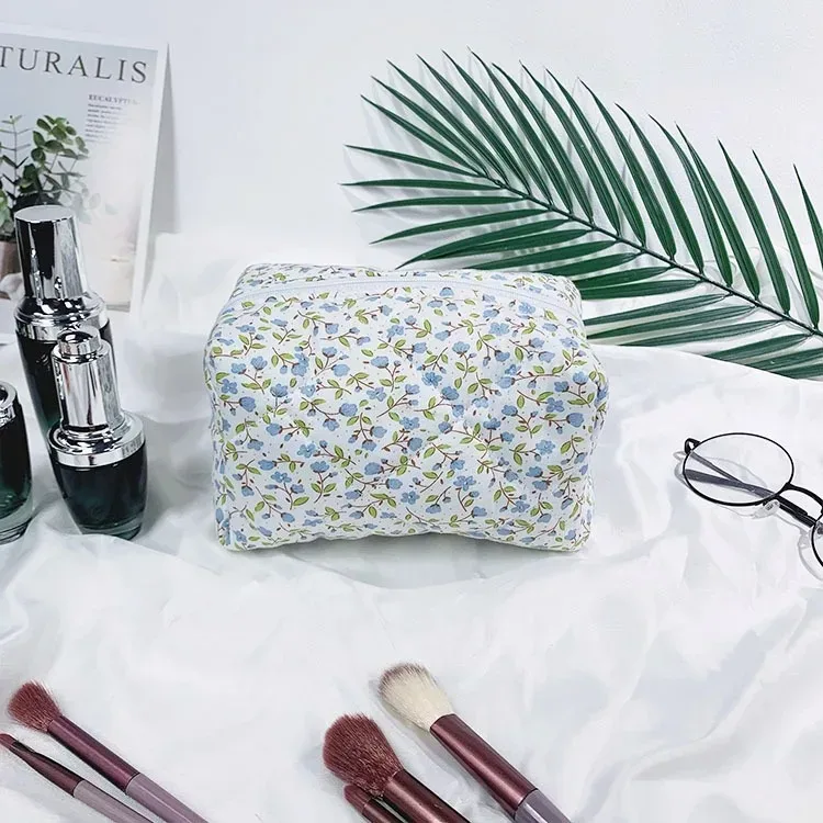 pochette de maquillage personnalisée avec un motif floral brodé, sac de toilette, trousse de toilette de voyage, idéale pour un cadeau de demoiselle d'honneur