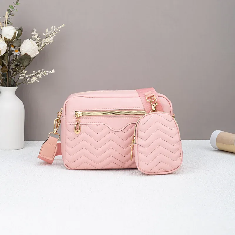 sac à bandoulière à motif matelassé pour femme, sac à bandoulière simple minimaliste décontracté avec mini argent suspendu
