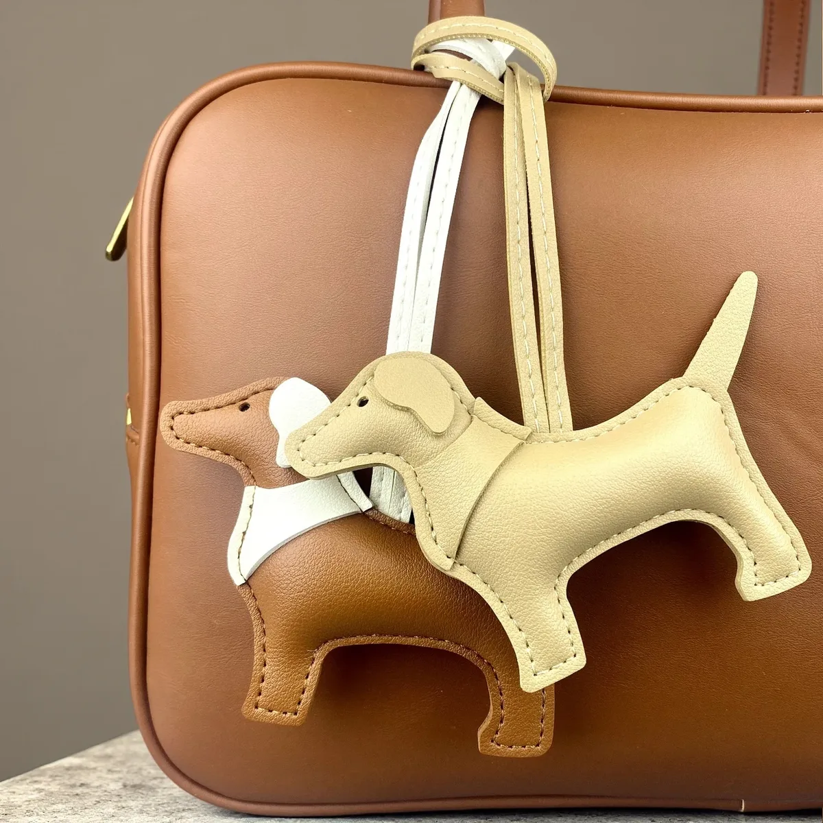 sac dos cuir motif chien silhouette orelles criniere couleurs contrastantes ornements voyage usage journee accessoires sac main porte clefs