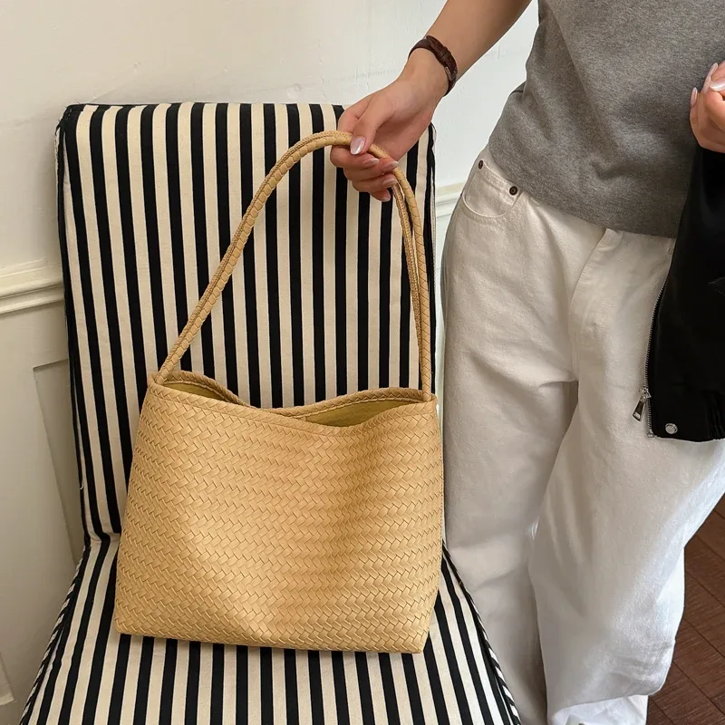 sacs à bandoulière tissés de luxe, nouvelle collection automne 2026, sacs seau en pu grande capacité, sacs fourre-tout vintage pour femmes pour le quotidien