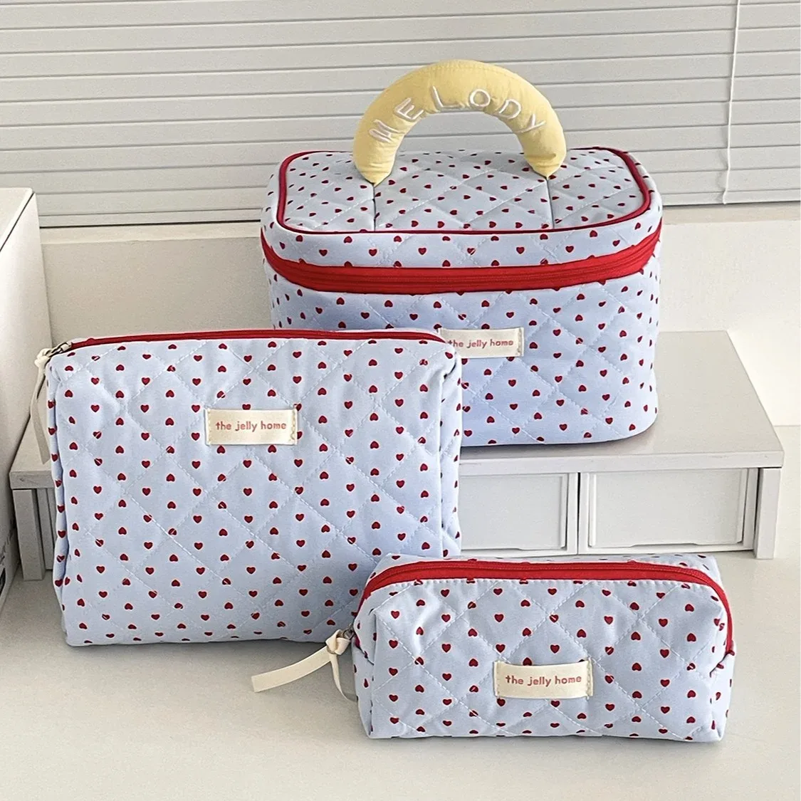 Pochette à maquillage en forme de cœur, trousse de toilette portable grande capacité, nouveau style tendance et élégant