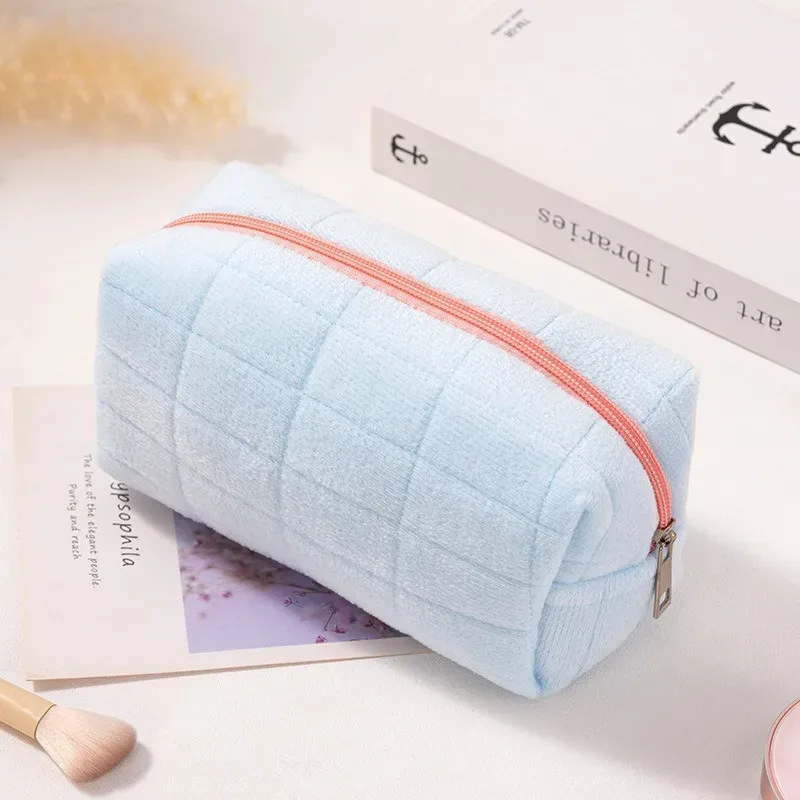 sac de rangement de maquillage en peluche avec nom brodé personnalisé - trousse de toilette de voyage portable douce, parfaite pour les cadeaux d'anniversaire et l'utilisation quotidienne