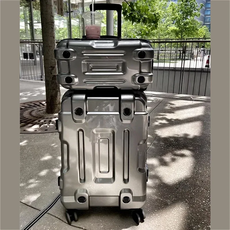 valise aluminium radiateur structure carrée argentée accents noirs lignes verticales horizontales bagages voyage durables