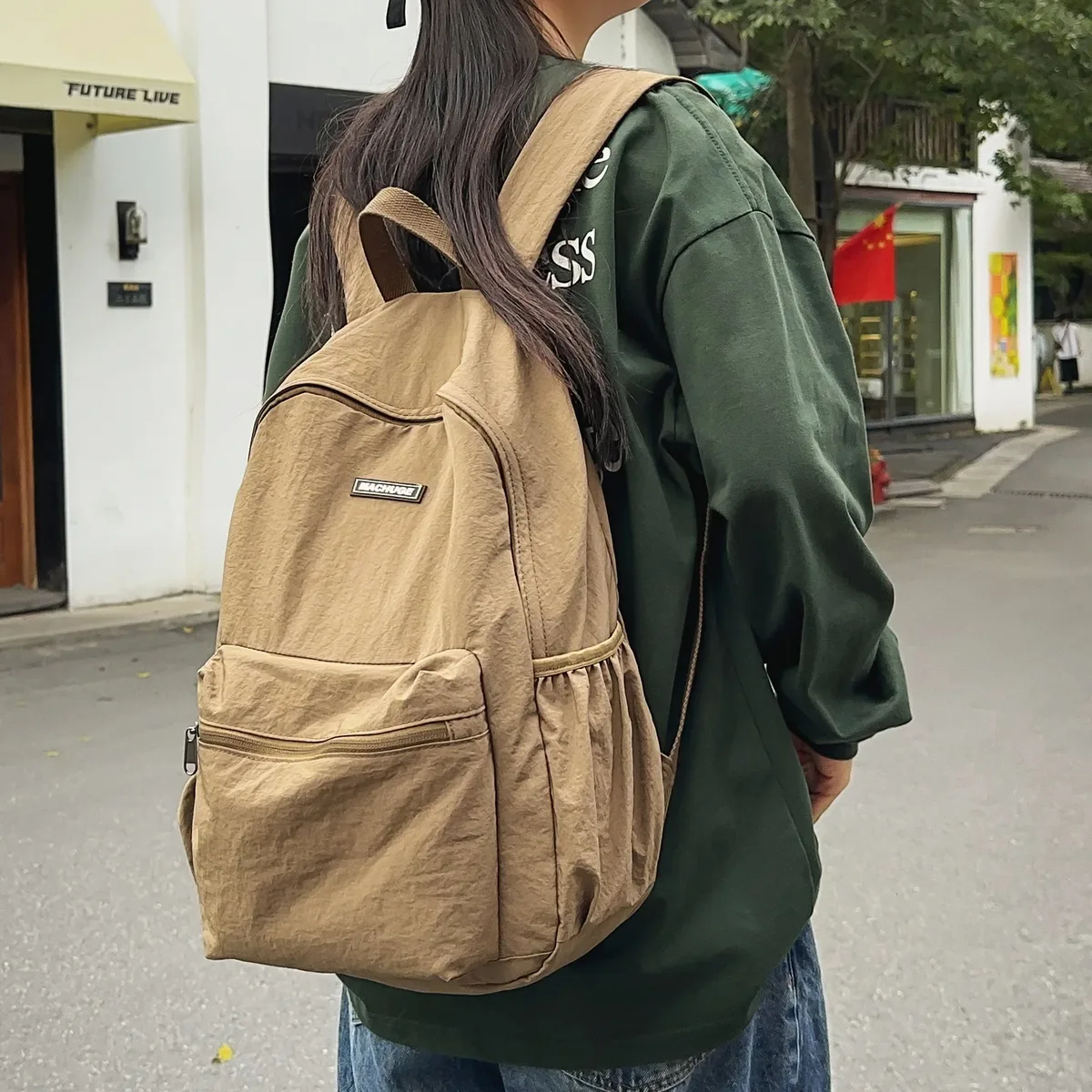 sac dos nylon beige clair pliable grande capacité bandoulière arquée poche intérieure zippée usage voyage décontracté