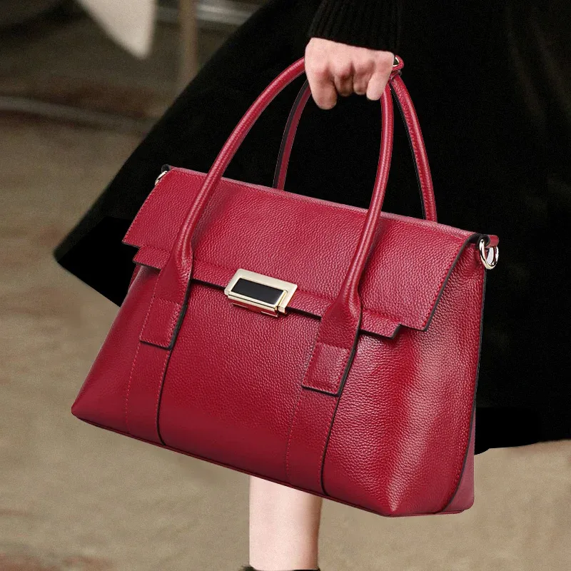 portedocuments cuirvache rouge doré poignéesupérieure formatcarré usagevoyage polyester intérieur informatique trapezoidal solide stylecommerce femmes
