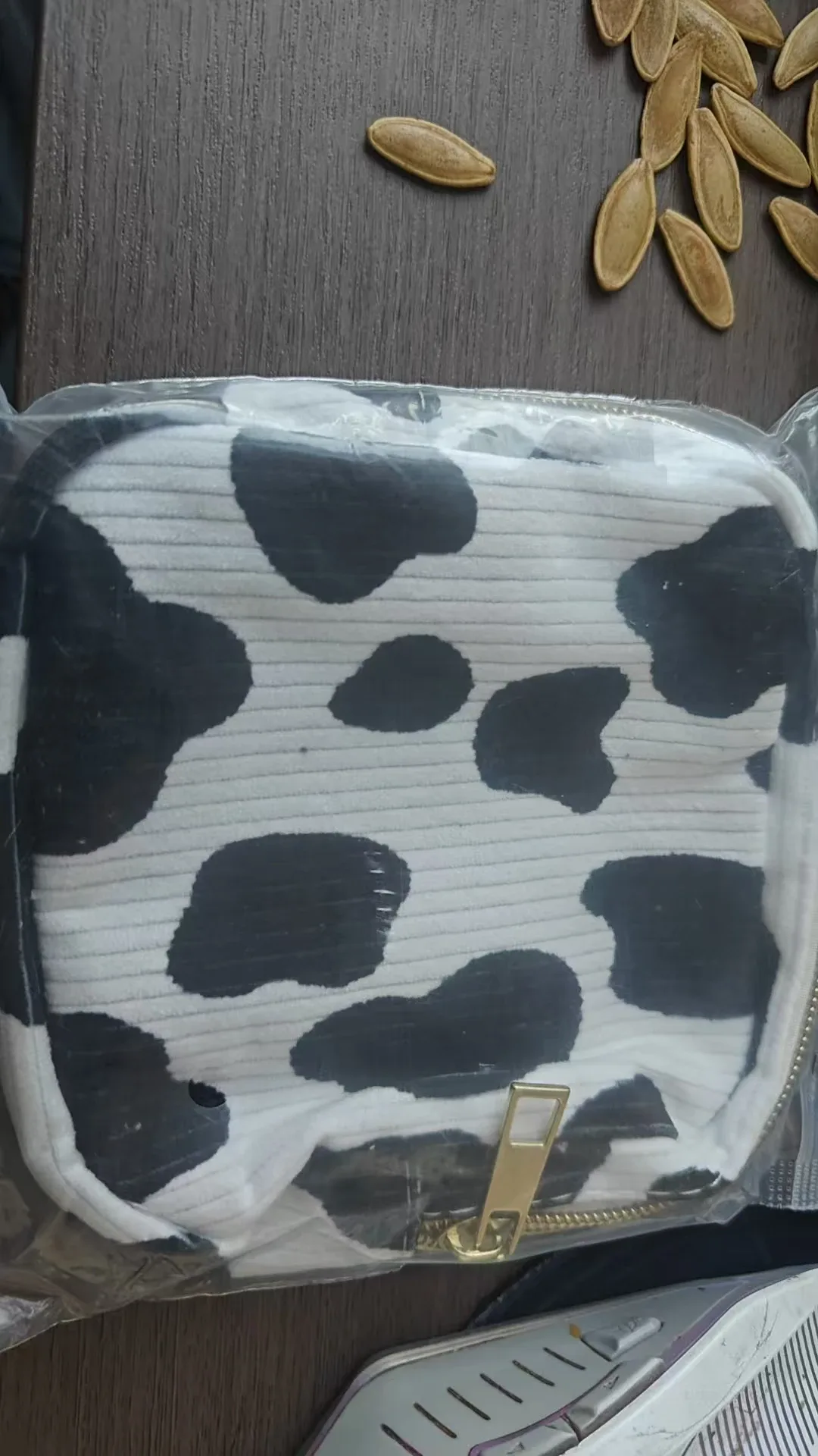 pochette polyester beige rayures verticales cosmétiques serviettes hygiéniques voyage femmes organisateur tranche usage polyvalent