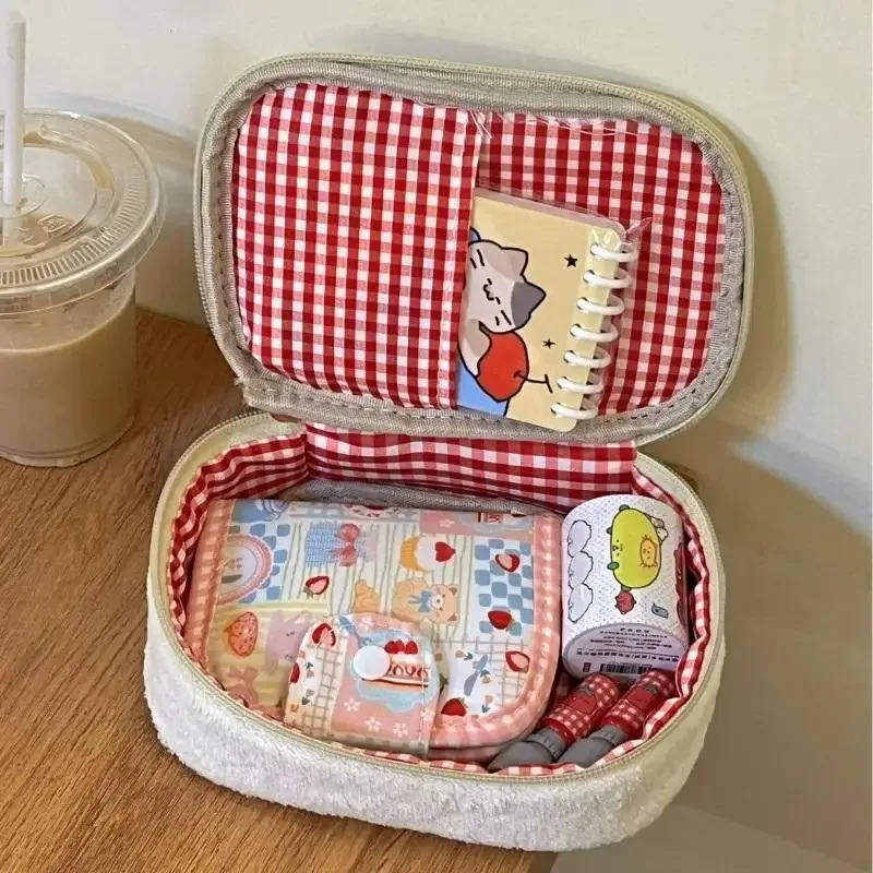 sac de rangement en peluche mignon en forme de fraise, pochette à cosmétiques moelleuse, trousse à crayons multifonctionnelle de grande capacité pour un usage quotidien