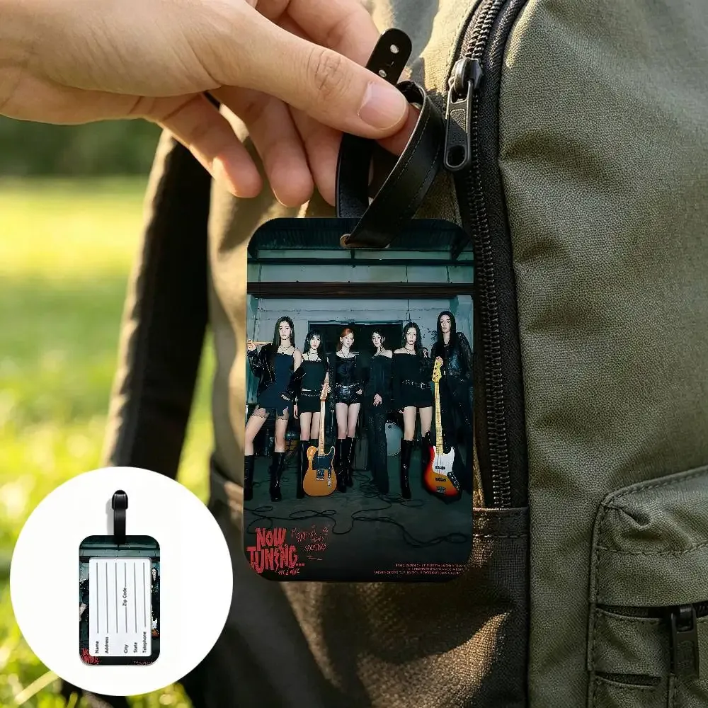 étiquette de bagage en pvc multi-scènes du groupe kpop s-stayc, design anti-perte avec carte d'information pour sac à dos et bagages de voyage.