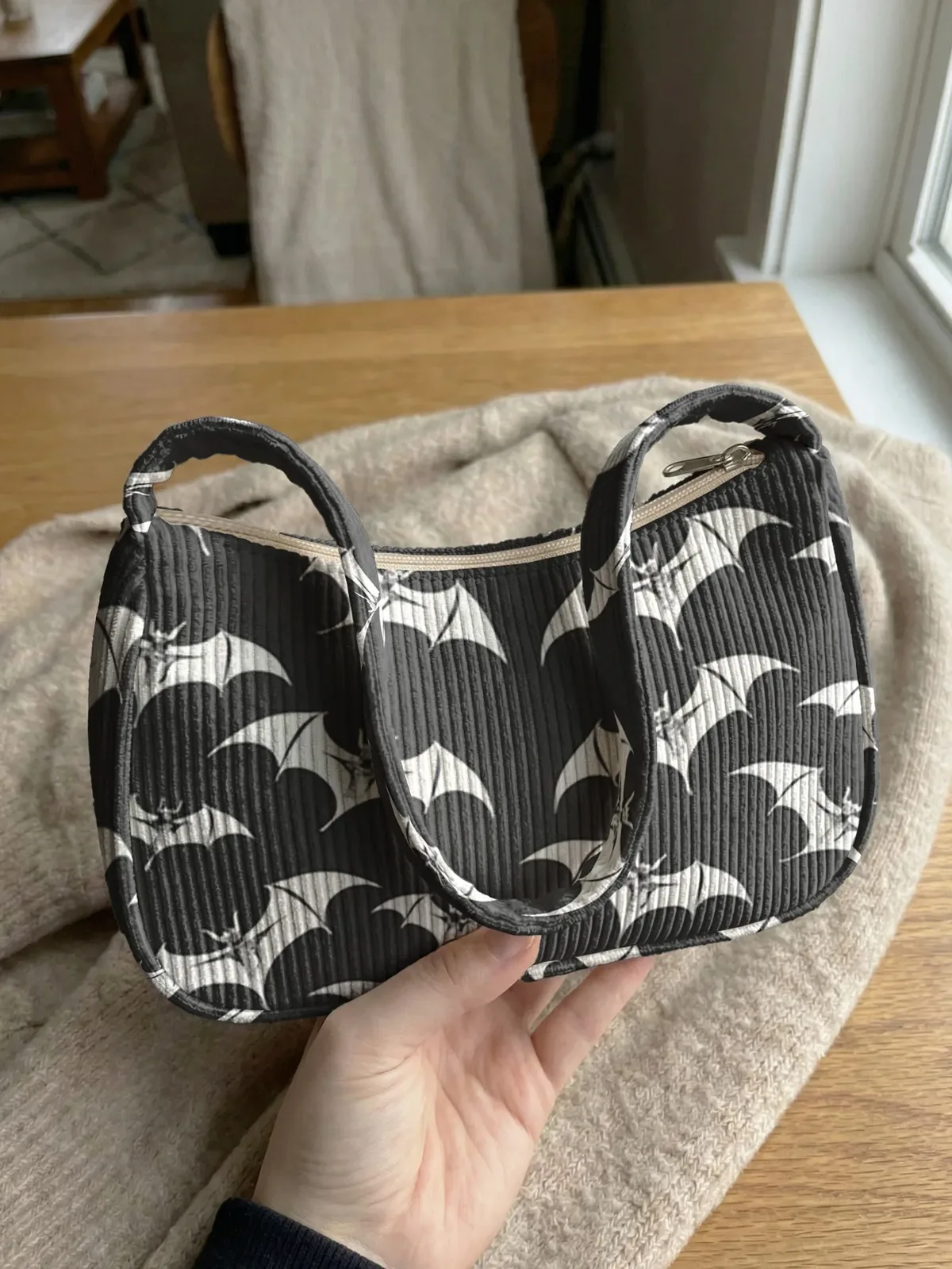 Sac à bandoulière tendance à imprimé chauve-souris blanc, sac sous le bras en velours côtelé noir pour un usage quotidien décontracté