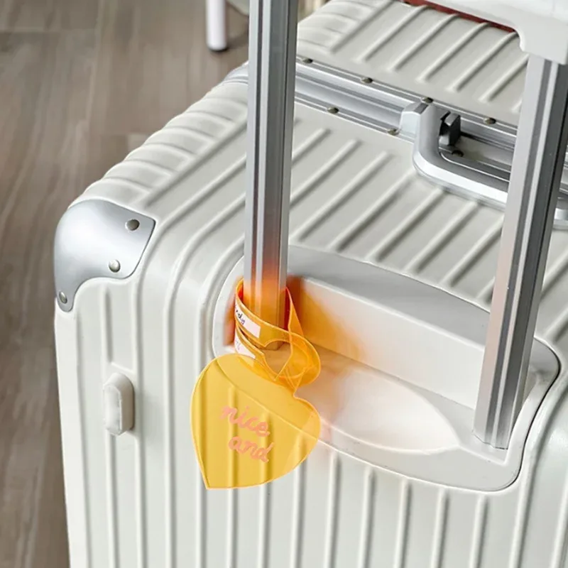 2 étiquettes de bagage en acrylique coloré en forme de cœur, couleur aléatoire - étiquette anti-perte pour voyage - pendentif d'identification pour valise