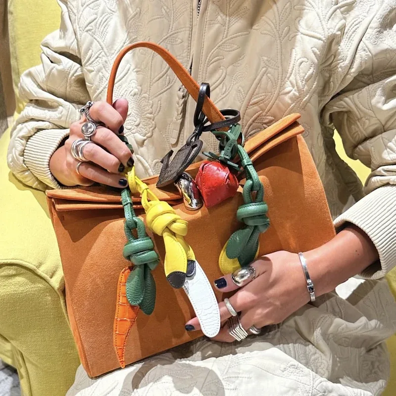 accessoires de sacs de marque tendance pour sacs à main et pochettes nouveautés 2026 en pu formes de fruits et légumes breloques de créateurs de luxe à combiner pour sac bandoulière