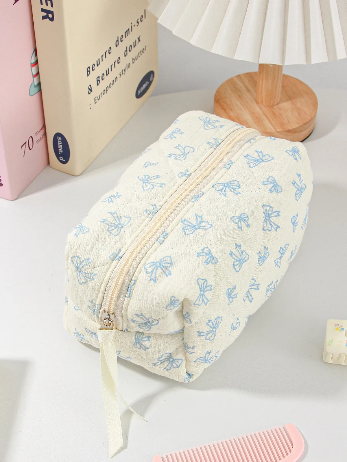 trousse polyester papillons couleurs fond beige voyage maquillage cosmétiques toile douce ovale glissière dorée