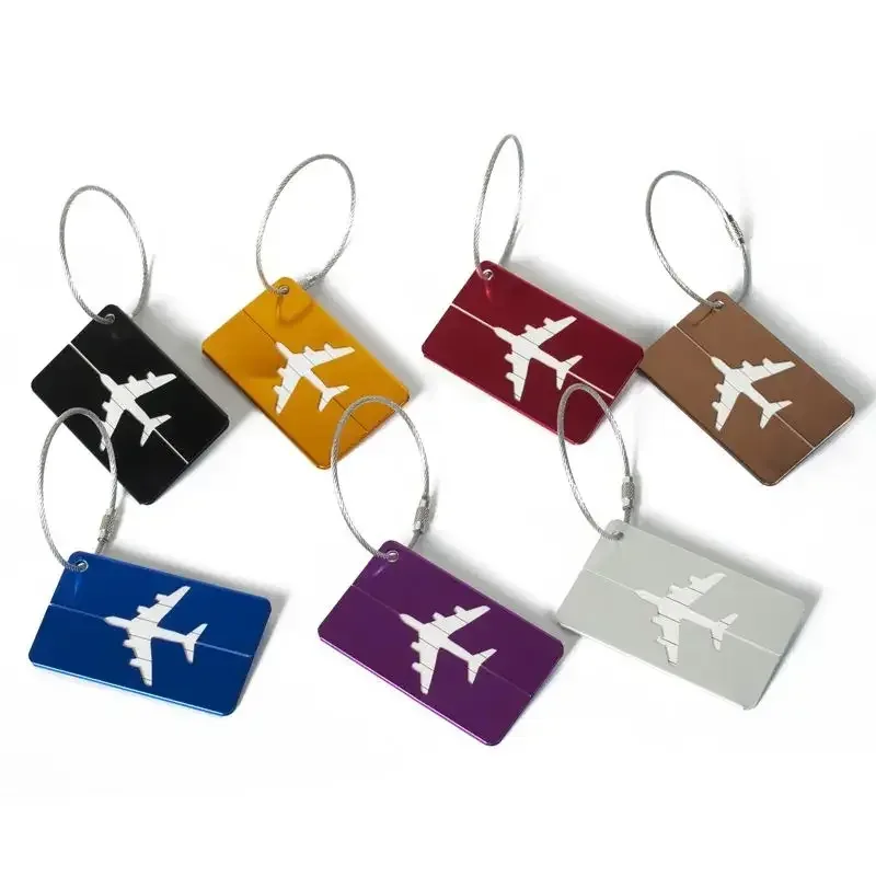 étiquette bagage métallique rectangulaire bande blanche anneau suspension couleurs variées voyage identification valise embarquement