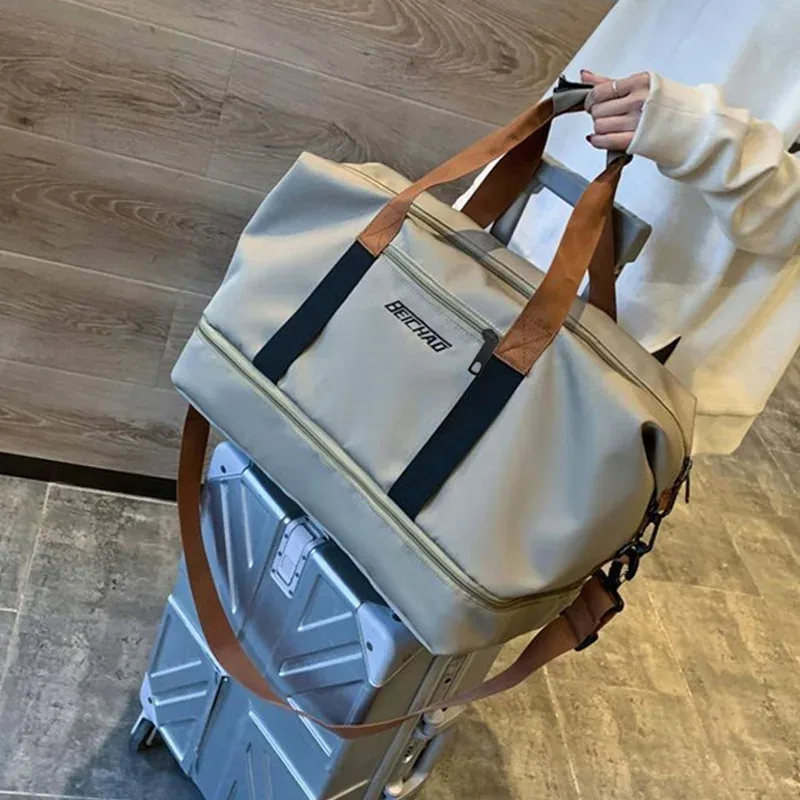 le sac à dos de couleur neutre est spécialement conçu pour les hommes et les femmes et convient comme sac de voyage pour les déplacements et l'hébergement.