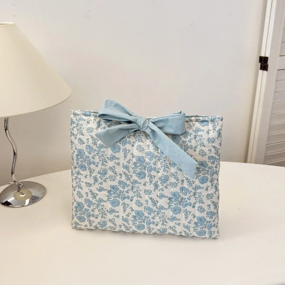 trousse de maquillage matelassée florale avec nœud, grande capacité, multifonctionnelle, pratique, légère, style collégial, doublure non scellée, 1 pièce