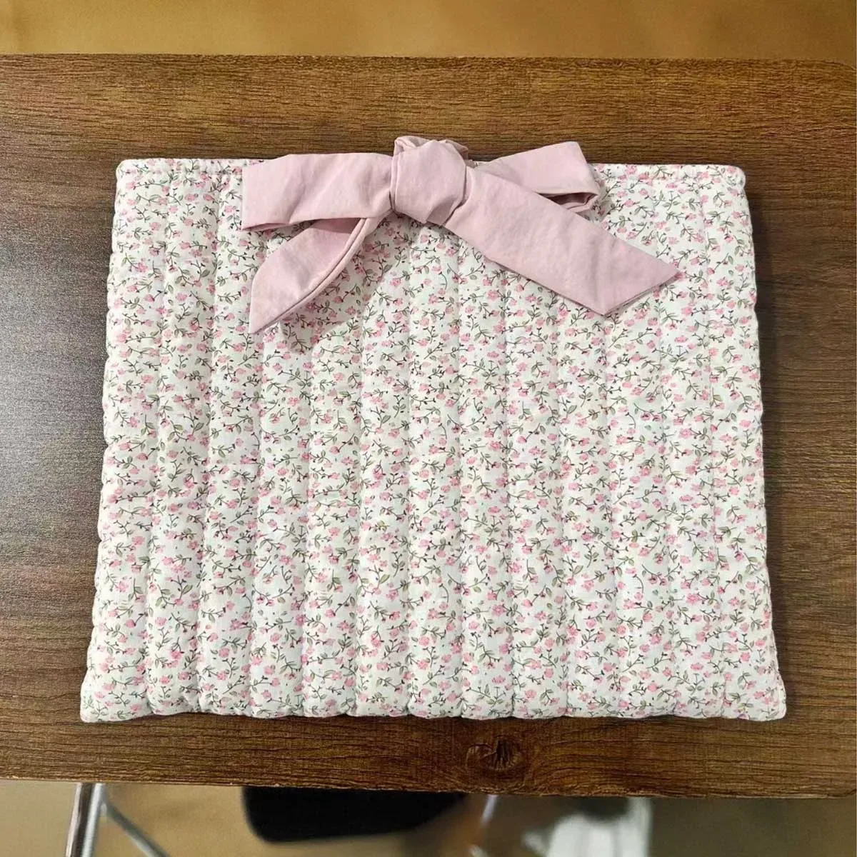 trousse de maquillage matelassée florale avec nœud, grande capacité, multifonctionnelle, pratique, légère, style collégial, doublure non scellée, 1 pièce