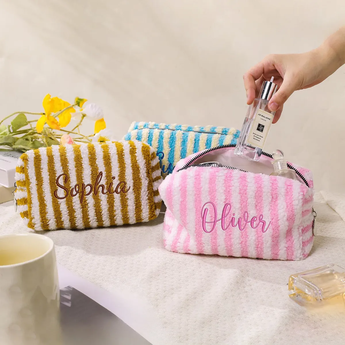 pochette de maquillage personnalisée brodée en seersucker, grande pochette cosmétique rayée matelassée, organiseur de toilette de voyage, cadeau de mariage pour demoiselle d'honneur