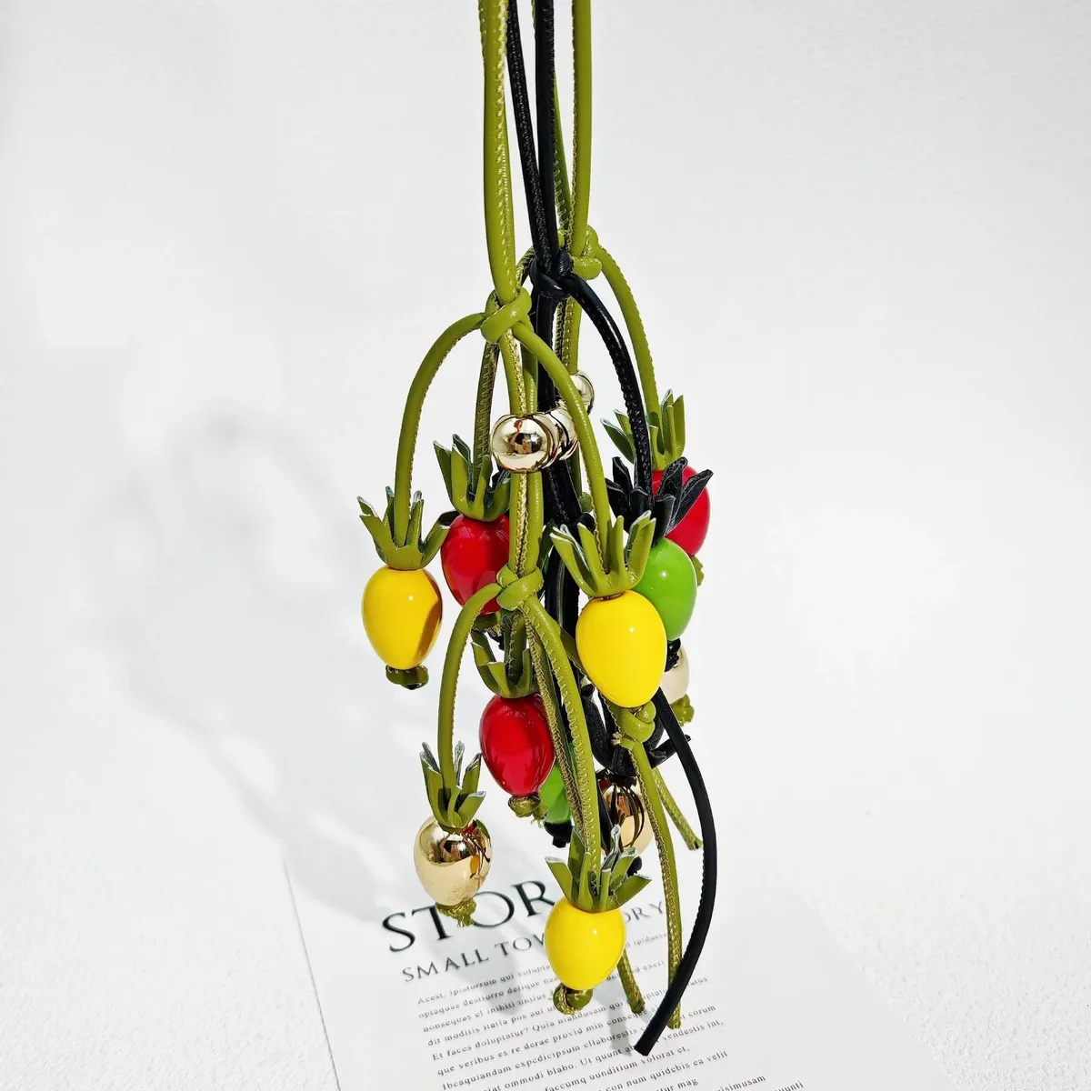 breloque en cuir de vachette motif tomate et gland pour sac à main loewe femme, pendentif exquis, accessoire de sac à dos polyvalent et mignon